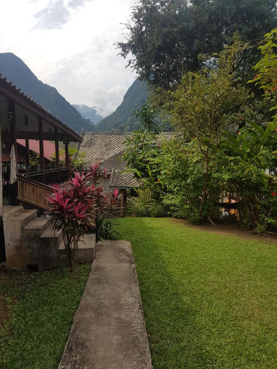 Lattanavongsa Guesthouse And Bungalows Muang Ngoi Exterior foto